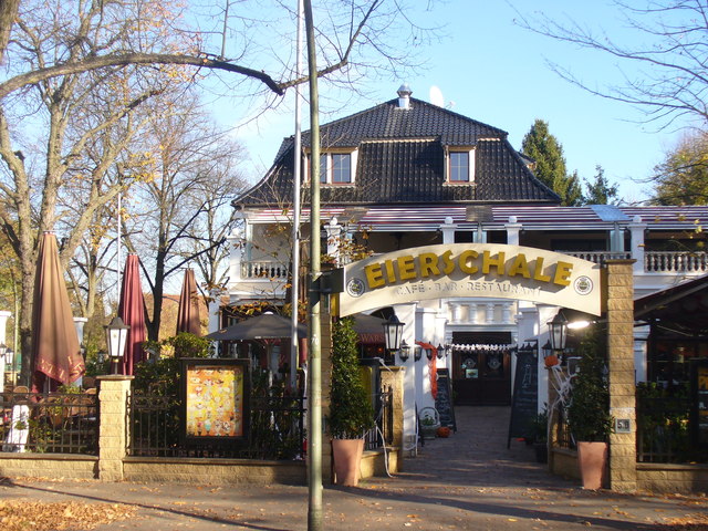 Außenansicht der Eierschale Dahlem im Herbst 2012